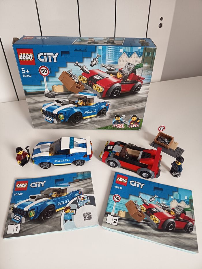 Lego City 
Boite 60242
"La course poursuite"
Complet - photo numéro 2