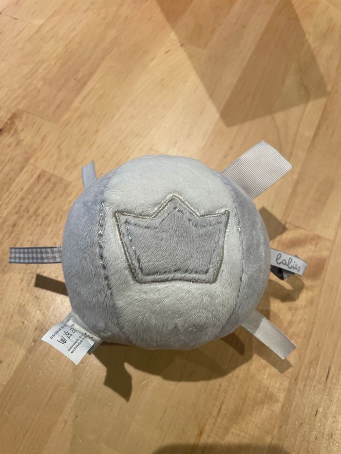 Balle, bébé avec grelot