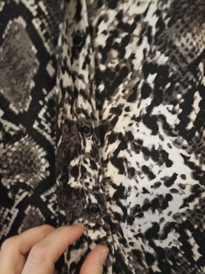 Prête à rugir de style ? 🐍 Cette chemise AMISU à l'imprimé serpent ultra tendance est la pièce qu'i - photo numéro 6