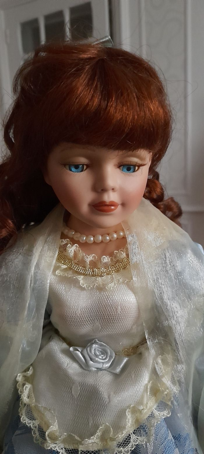 Poupée en porcelaine - photo numéro 2