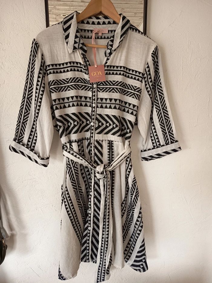 Robe chemise midi ceinturée blanche et noire