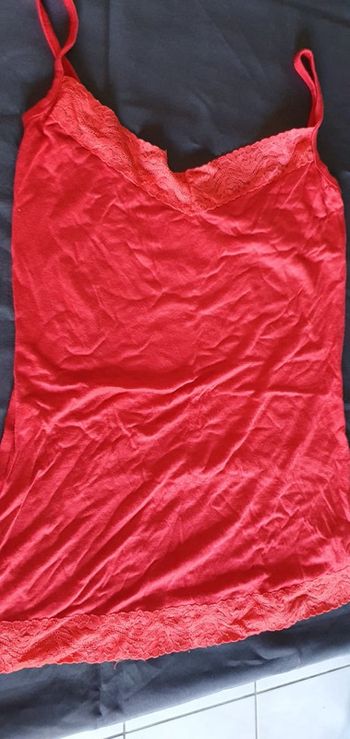 Débardeur rouge avec dentelle