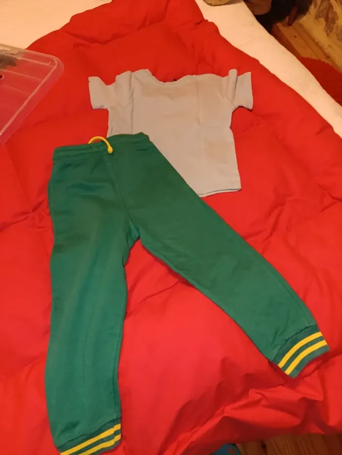 Ensemble jogging et tee shirt Bench. Taille 3 ans - photo numéro 9