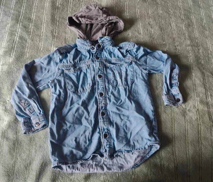 Chemise en jeans avec capuche