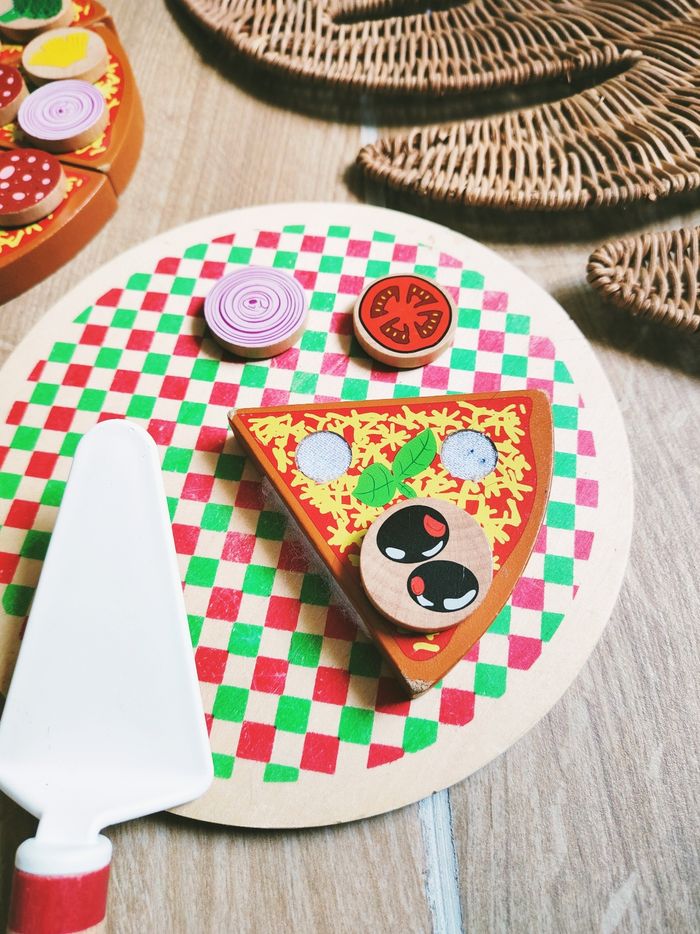 🍕Dinette pizza avec rondelles aliments à scratch en bois sur plateau et accessoires - photo numéro 2
