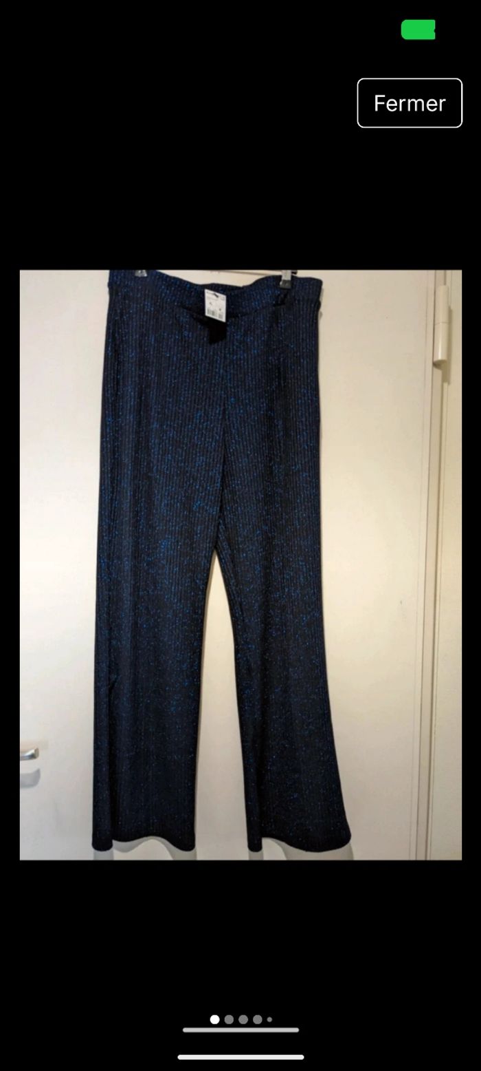 Magnifique pantalon Kiabi bleu marine à jambes larges en maille côtelées et pailleté. Taille 42