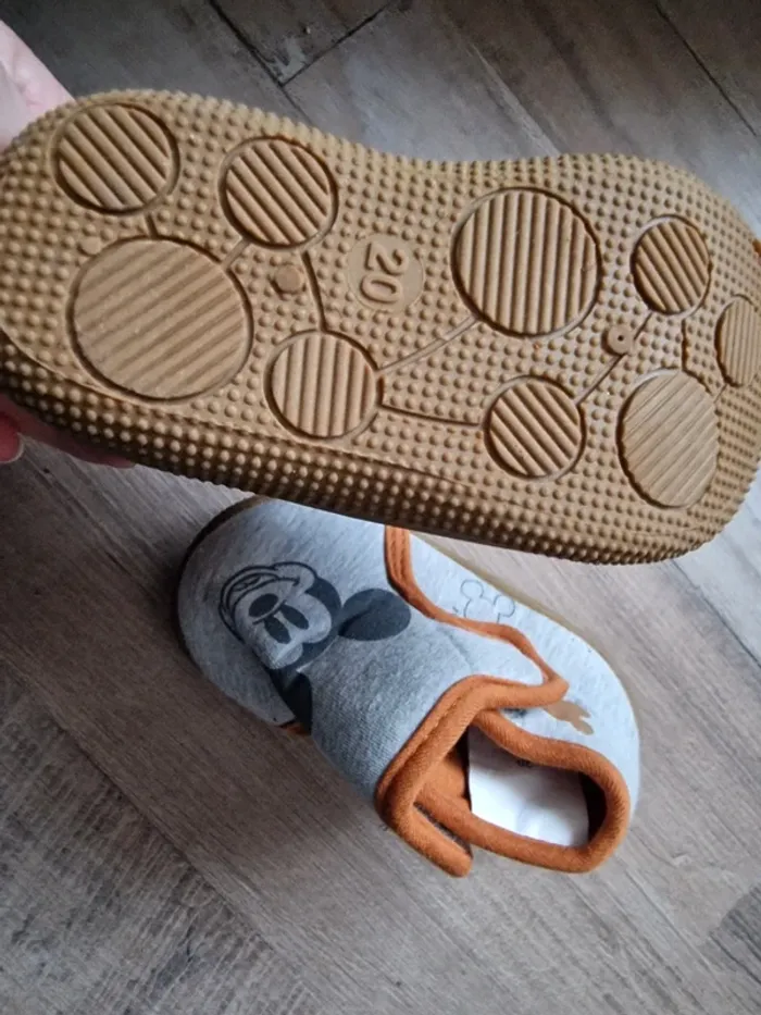 Pantoufle neuve Taille 20 - photo numéro 2