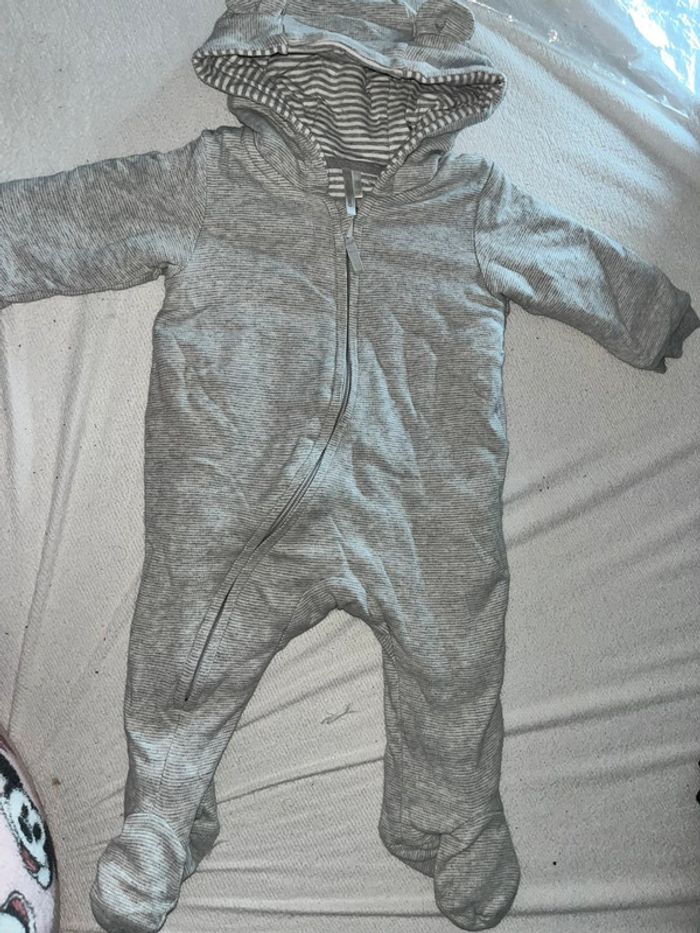 Surpyjamas excellent etat 6 mois
