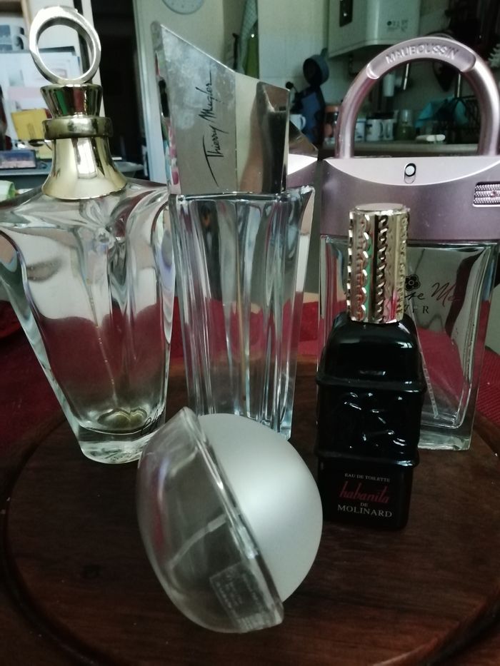 BEAU LOT FLACONS de marques VIDES