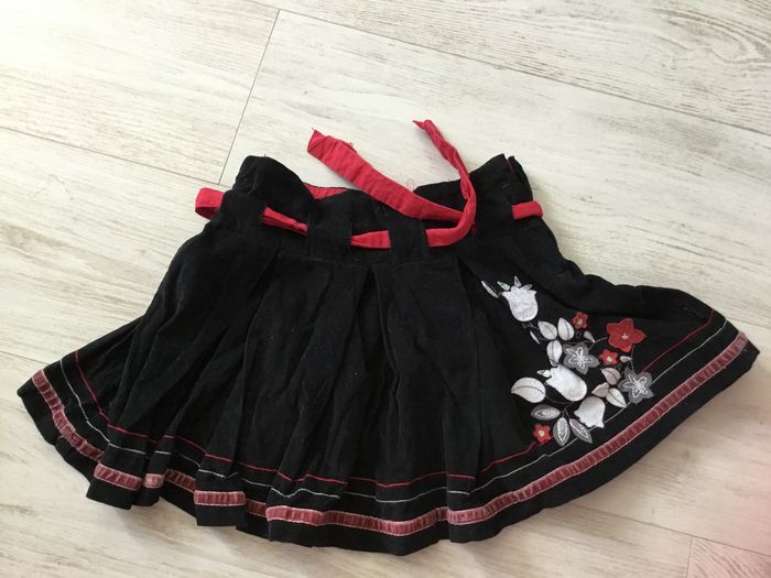 jupe noir/rouge 4A - photo numéro 1