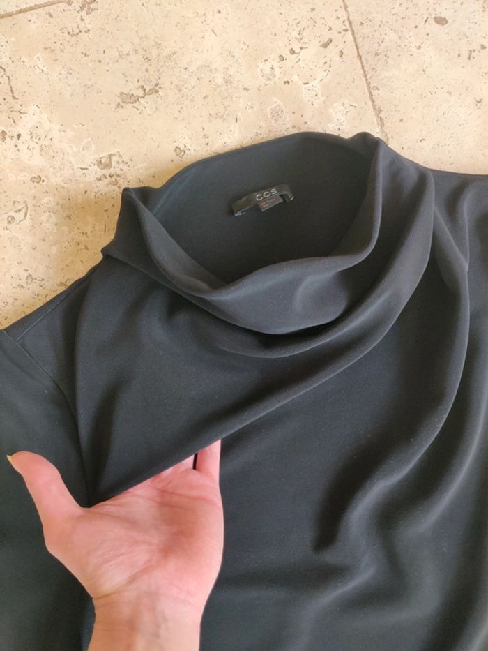 Robe col un peu long et drapé COS noire neuve sans étiquette - photo numéro 6