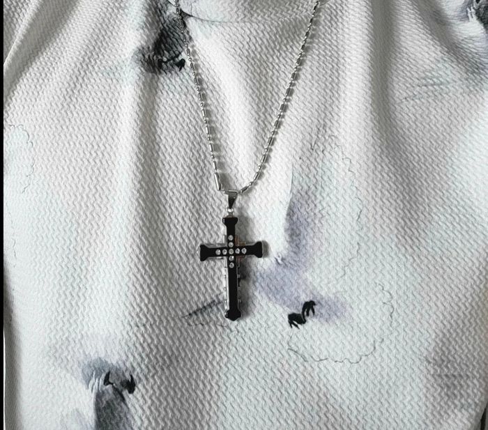 Collier croix jésus gothique noire avec strass brillants – chaîne acier – bijou rock punk unisexe - photo numéro 3