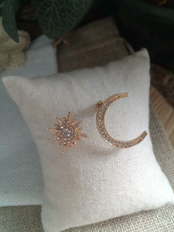 Paire de boucles d'oreilles asymétriques astres lune et soleil - photo numéro 3