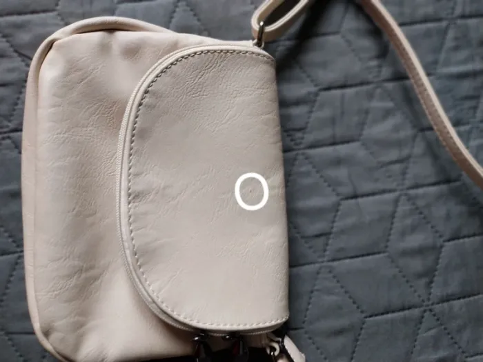 Sac à main/ environ 26 cm X 15 cm. Petite imperfection, voir photo, sinon très bon état. - photo numéro 7