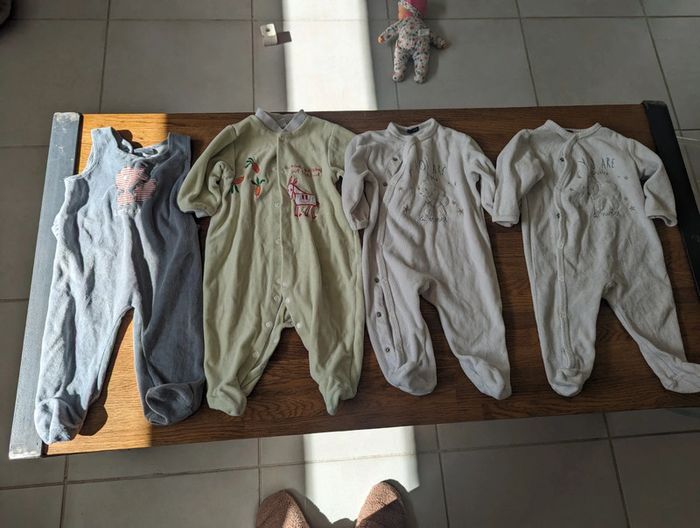 4 pyjamas 9 et 12 mois