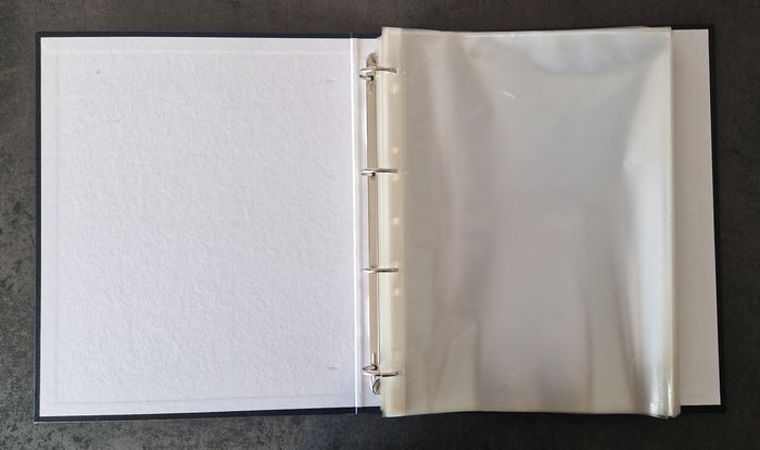 Classeur A4 noir NEUF + 60 pochettes transparentes TB état