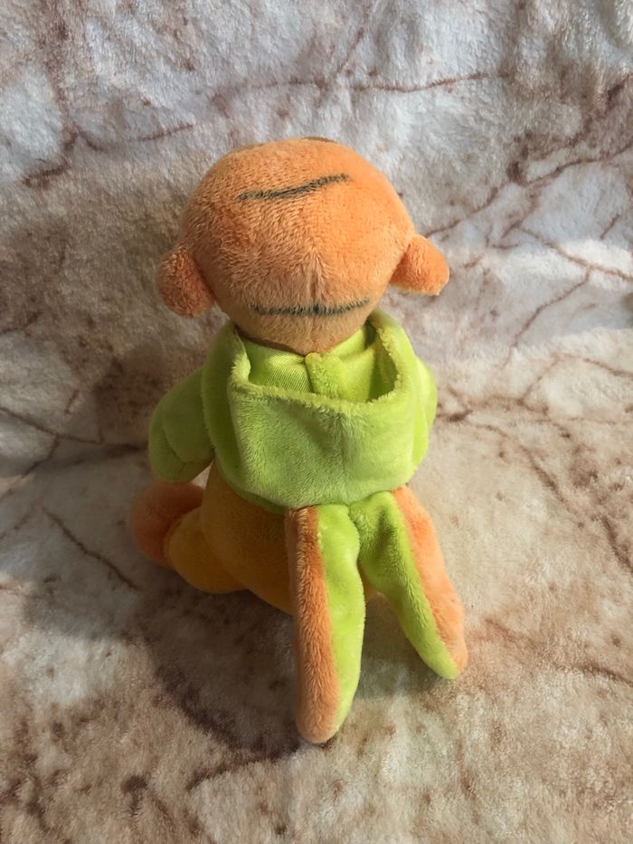 Doudou peluche Tigrou orange déguisé en lapin sweat vert Disney - photo numéro 3