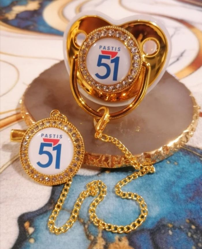 Tétine avec attache doré pastis