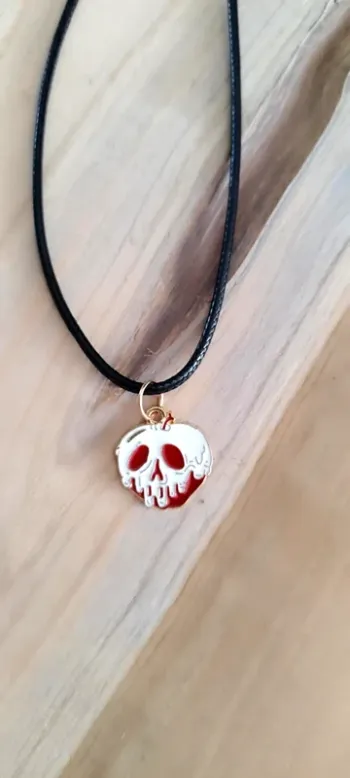 Collier avec pendentif pomme empoisonnée