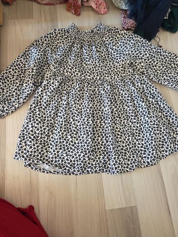 Robe fleurie noire et blanche taille 5 ans tao