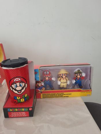 Lot de figurines et gourde mario