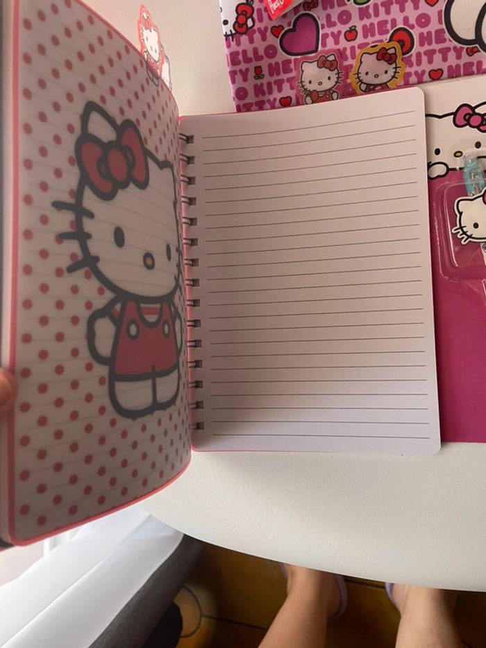Carnet + 3x stylos + trousse hello kitty - photo numéro 3