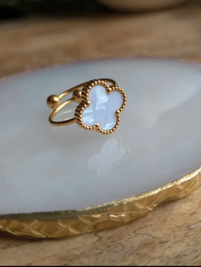 Bague trèfle dorée et blanc ajustable