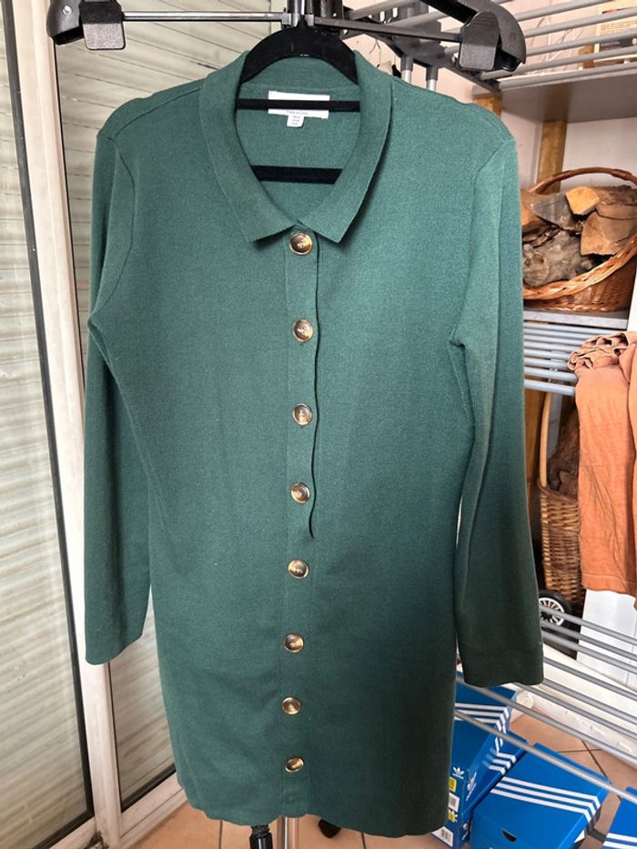 Robe vert foncée à gros boutons