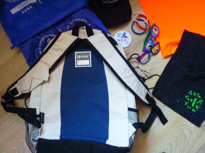 Lot sac a dos, baluchon accessoires sport badges, t-shirt loto TBE - photo numéro 2