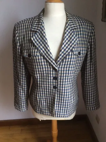 Veste bleue et crème