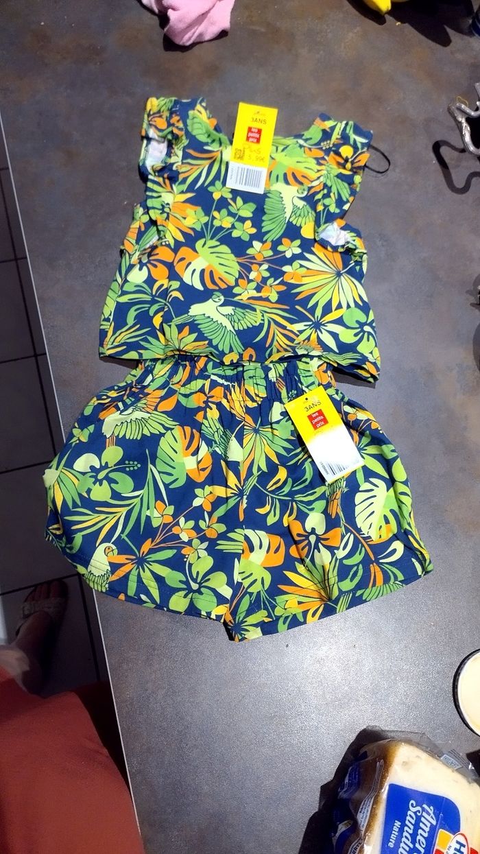 Short et t-shirt neufs 3 ans
