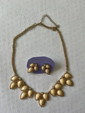 Boucles d’oreilles + collier