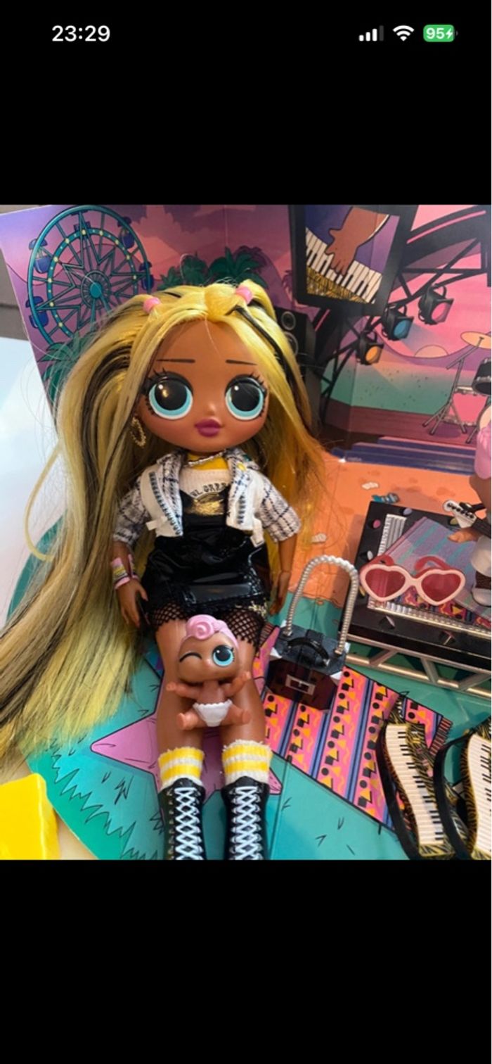 LOL Surprise OMG House of Surprises Poupée mannequin Série 2 - ALT GRRRL - photo numéro 3