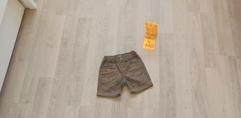 Short garçon kaki motif dinosaures, taille 4 ans, en très bon  état.