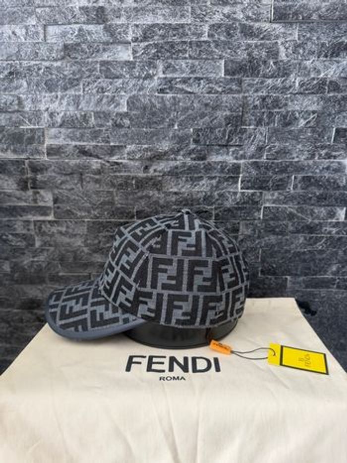 Casquette fendi