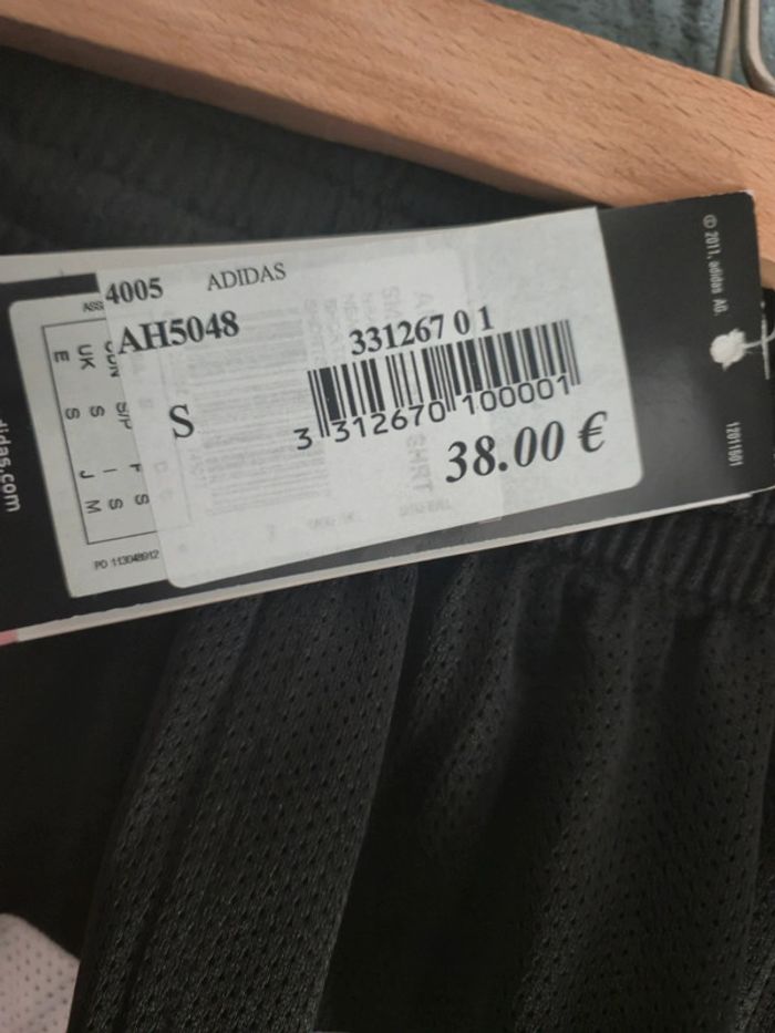 Short adidas neuf - photo numéro 3