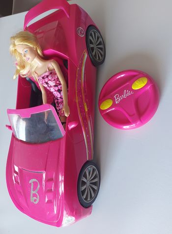 Voiture télécommandée barbie + 1 barbie