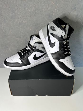 Nike Air Jordan 1 MID Couleur Blanc/ Gris Fumé Clair/ Noir