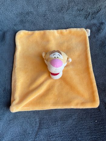 Doudou plat orange tigre Tigrou grelot Disney Carrefour