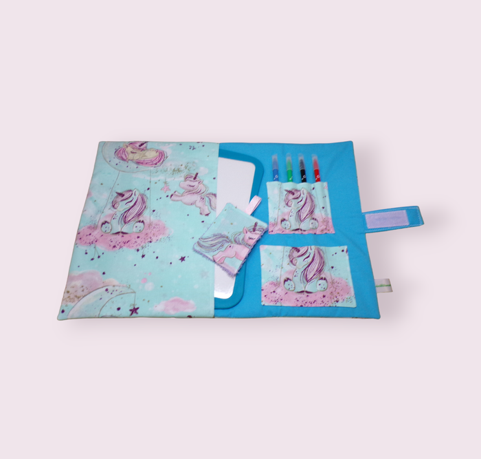 pochette range ardoise et crayons, effaceur offert, modèle licornes fond bleu ciel - photo numéro 2