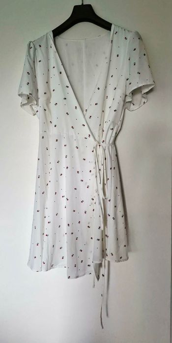 Robe portefeuille blanche à petits motifs fleuris