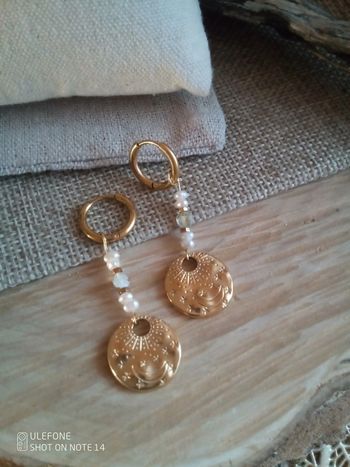 Boucles d'oreilles créoles bohèmes lune/soleil et pierres naturelles