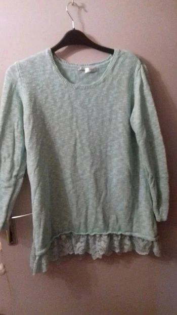 Pull vert amande .Taille 44/46. dentelles en bas .bonprix