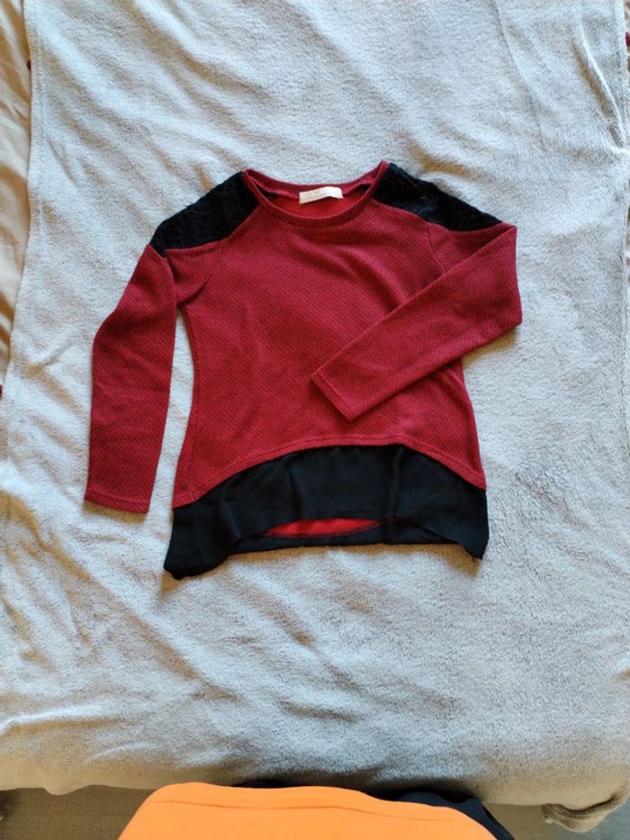 Pull léger rouge et noir