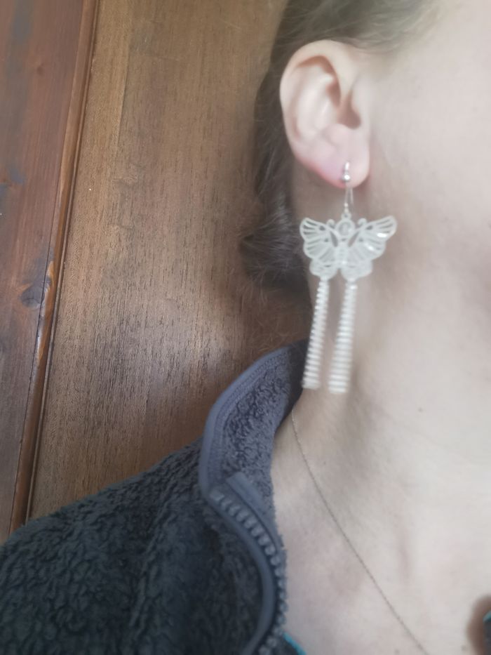 Boucles d'oreilles pendantes papillons et franges argentés - photo numéro 5