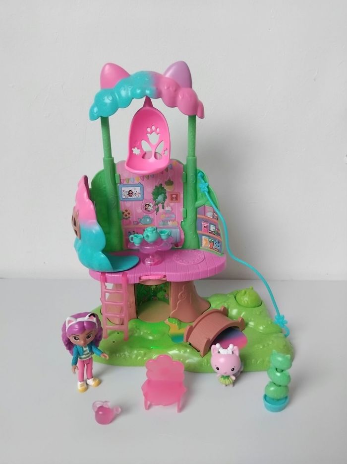 GABBY Chat Jardin Arbre Cabane Lumineux 🩷