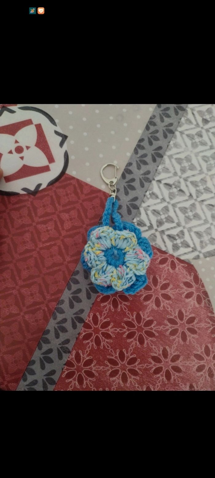 Vend porte clé en forme de fleur