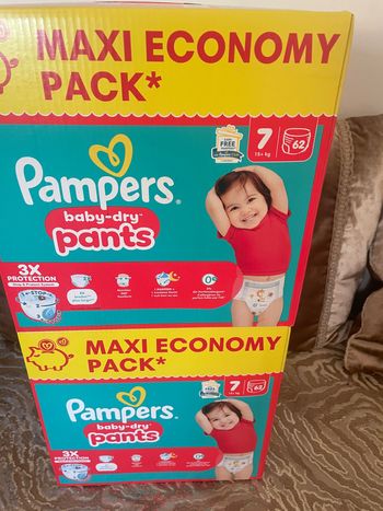 Deux maxi économique couche Pampers taille 7 culottes