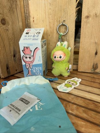 Pin for love lettre V Labubu Popmart