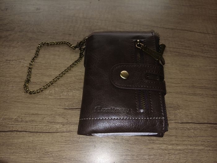 Portefeuille marron foncé avec chaine